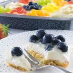 Ein Kuchen für den Sommer – Obstsalat Blechkuchen mit Zucchini Boden