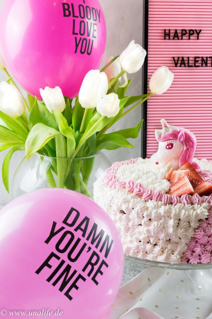 Einhorn Torte mit Erdbeeren und romantische Geschenke zum Valentinstag